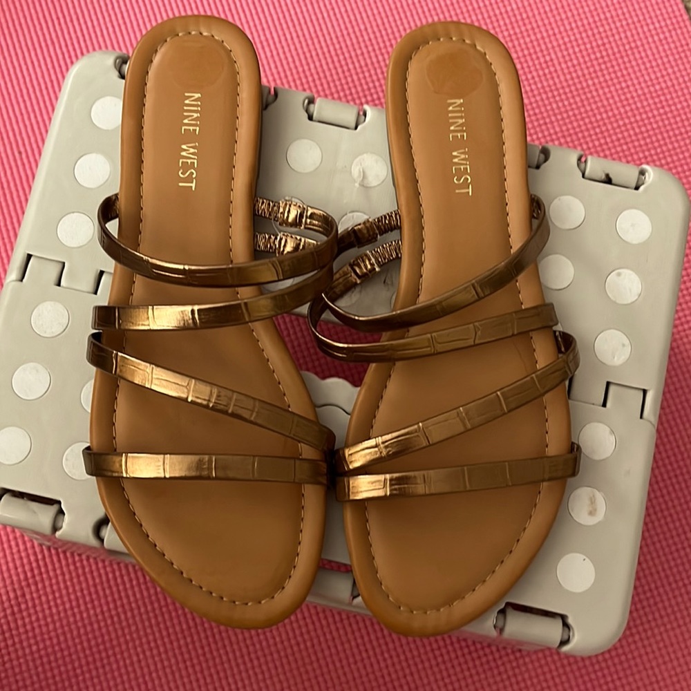 Super cute, bronze sandals , super comfortable straps flats!